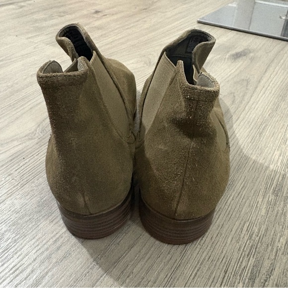 Clarks Women’s Sz 10 Trish Chelsea Dark Olive Suede Boots Ultimate Comfort NEW - Picture 5 of 9